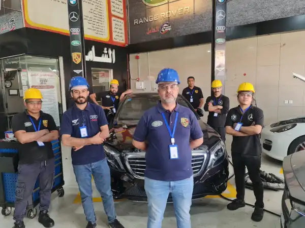 فريق عمل المركز الشامل لصيانة السيارات في الرياض